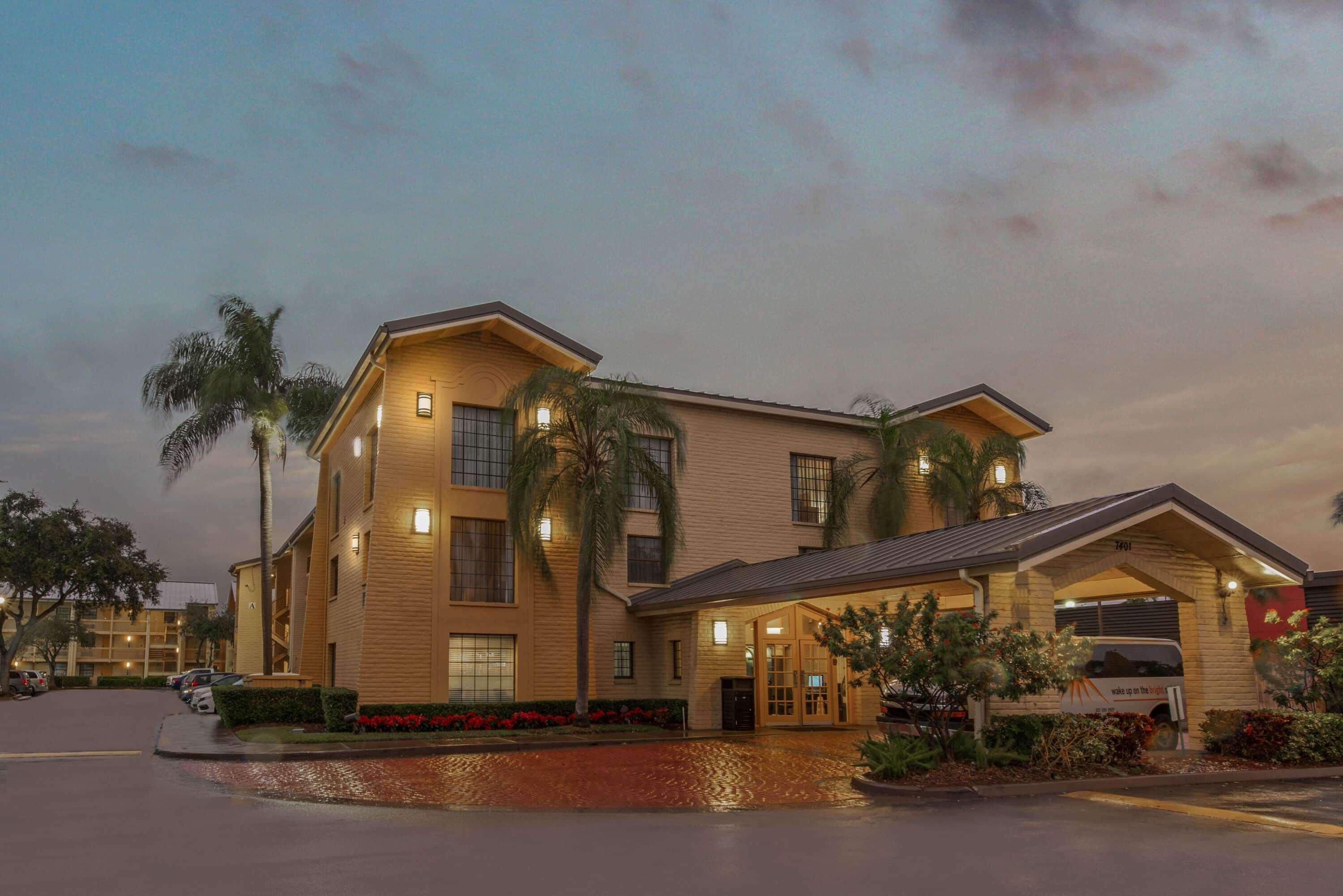 La Quinta Inn By Wyndham Miami Airport North Exterior photo