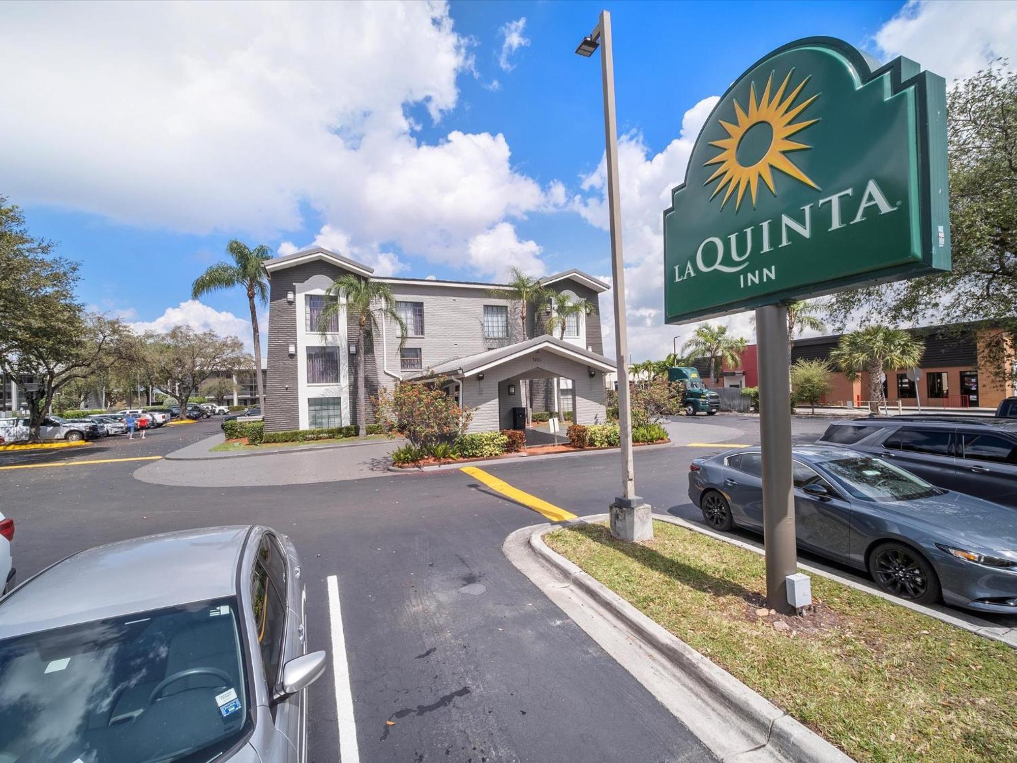La Quinta Inn By Wyndham Miami Airport North Exterior photo